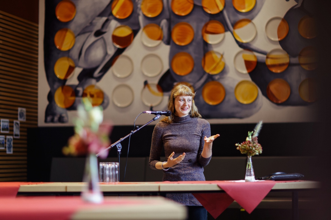 Ida Lovis Hüsing (Preisträgerin) erläutert ihr Kunstwerk "Again and again". Foto: Anne Schwerin