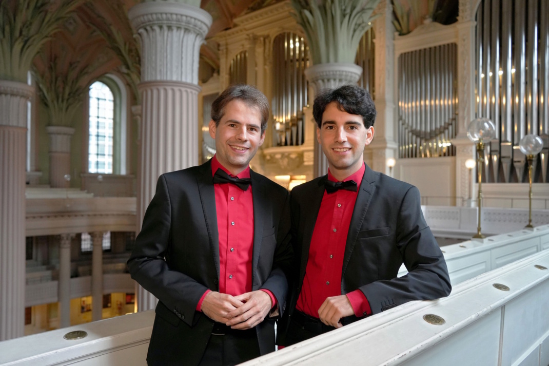Markus und Pascal Kaufmann vor der Orgel in der Nikolaikirche. Foto: Lukas Gensel