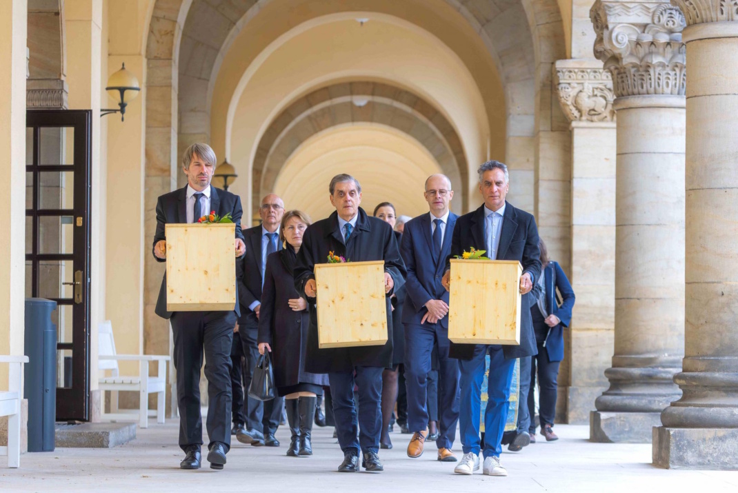 Der Trauerzug mit den symbolischen Särgen auf dem Weg zur Ruhestätte. V.l.n.r.: Prof. Martin Gericke, Institut für Anatomie, Romani Rose, Vorsitzender des Zentralrates deutscher Sinti und Roma, und Gjulner Sejdi, Vorsitzender von Romano Sumnal. Foto: Swen Reichhold/Universität Leipzig