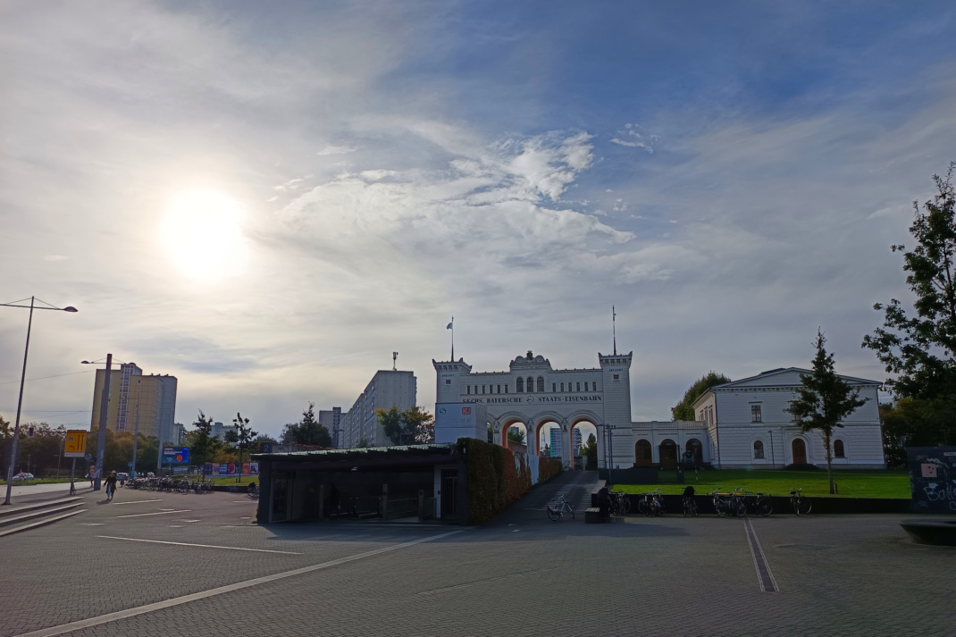 Sonne steht über einem Platz.