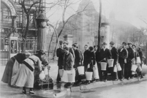 Anstehen nach Trinkwasser 1920 in Berlin während des Kapp-Putschs. Foto: Wikipedai/Bundesarchiv