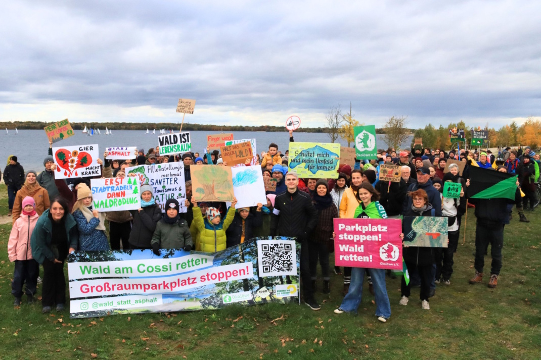 Demonstrierende Menschen an einem See.