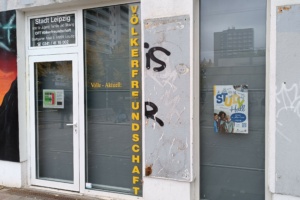 Eingangsbereich einer Einrichtung mit Plakaten.