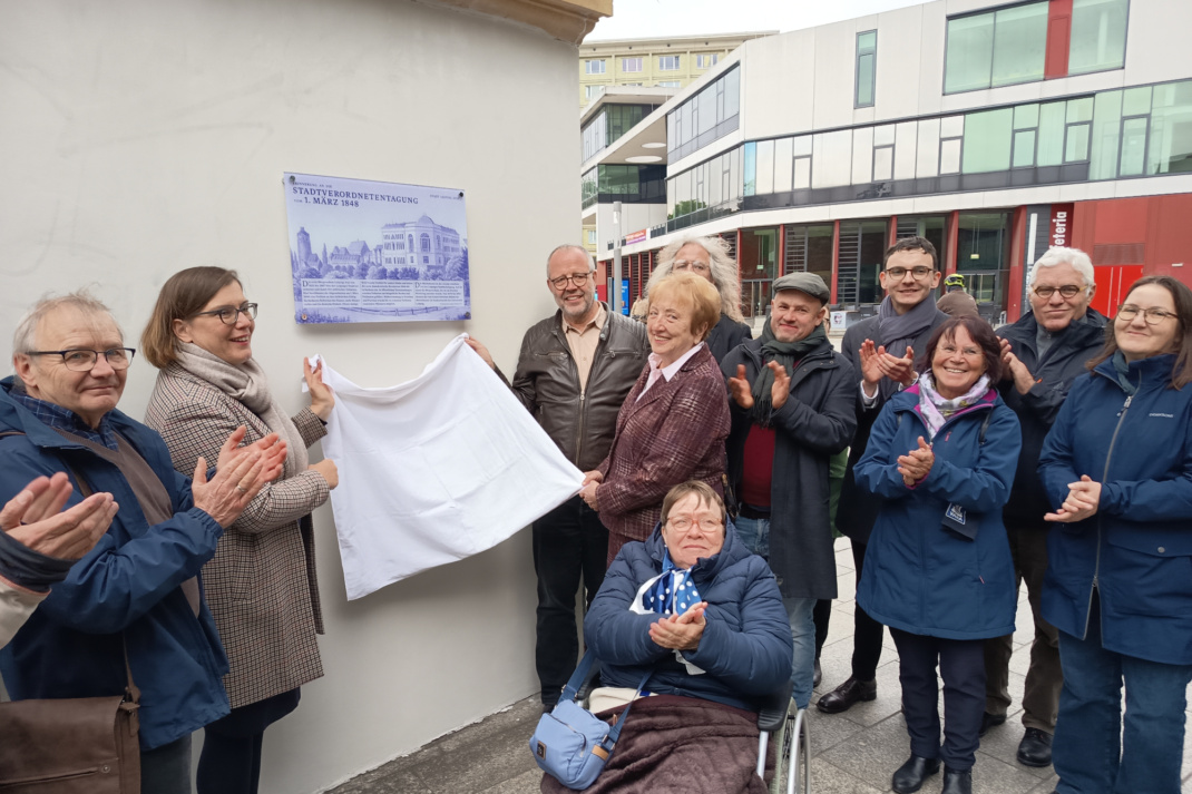 Einweihung einer Gedenktafel.