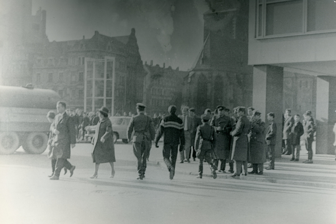 Polizeieinsatz zur Beatdemonstration auf dem Leipziger Markt, 31. Oktober 1965. Quelle: Archiv Bürgerbewegung Leipzig/Leopold Kullrich_Foto 016-001-001