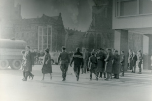 Polizeieinsatz zur Beatdemonstration auf dem Leipziger Markt, 31. Oktober 1965. Quelle: Archiv Bürgerbewegung Leipzig/Leopold Kullrich_Foto 016-001-001