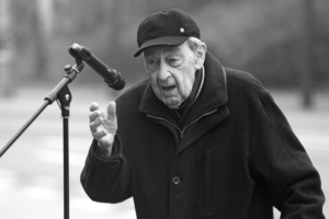 Friedrich Magirius spricht am Mikrofon.