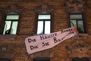 Banner bei Hausbesetzung.