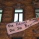 Banner bei Hausbesetzung.