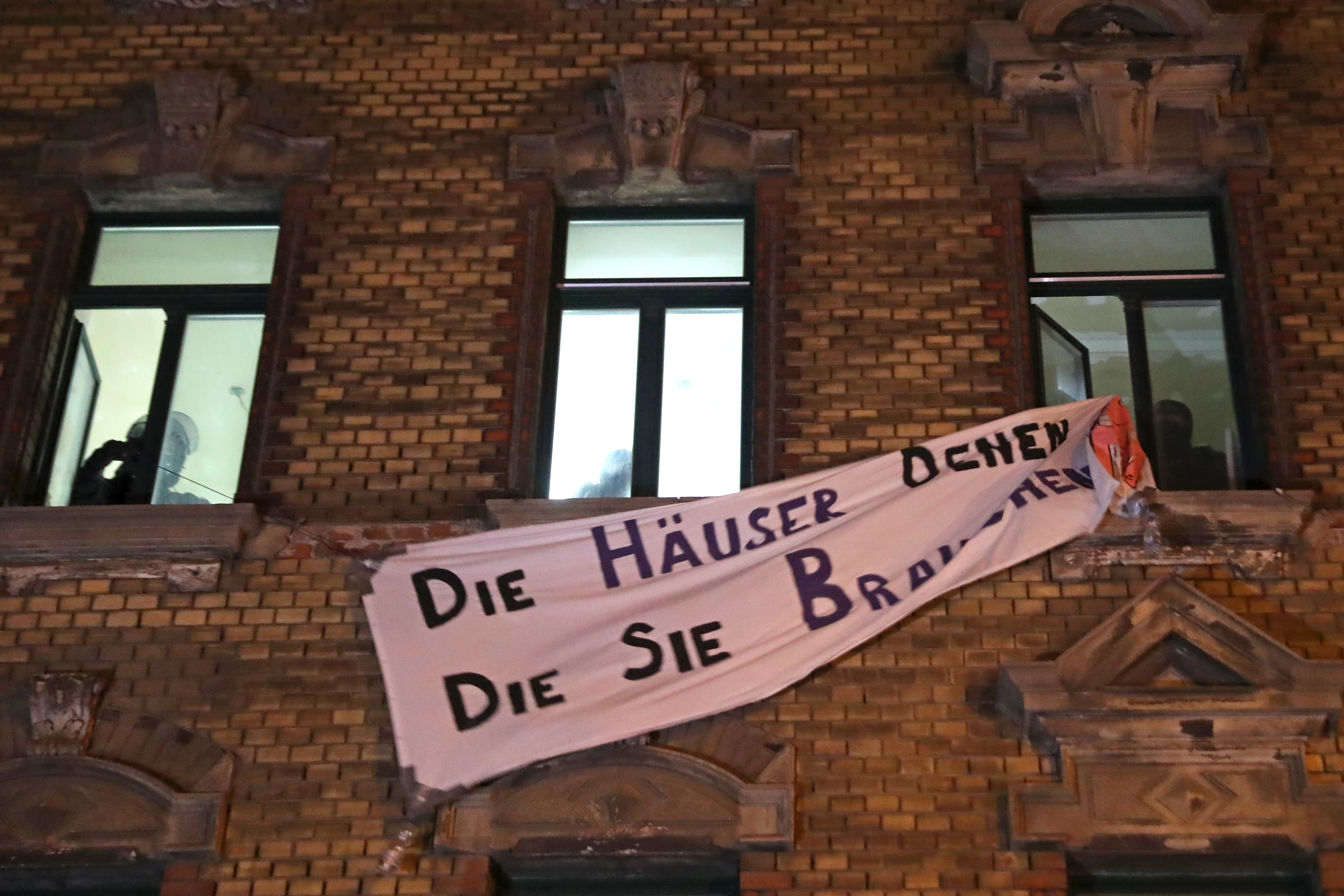 Banner bei Hausbesetzung.