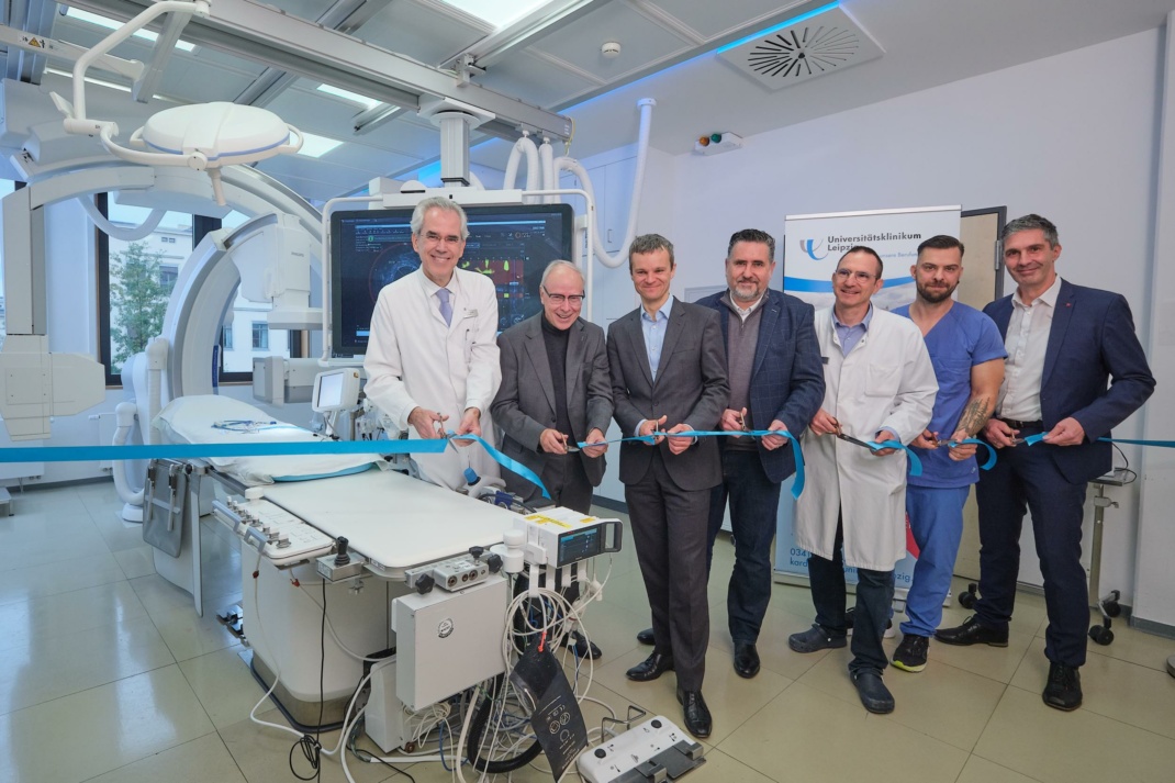Nehmen die feierliche Eröffnung des Herzkatheterlabors vor (v. l.): Prof. Dr. Ulrich Laufs, Direktor Klinik und Poliklinik für Kardiologie; Prof. Christoph Josten, Medizinischer Vorstand UKL; Dr. Robert Jacob, Kaufmännischer Vorstand UKL; Marco Schüller, Kaufmännischer Departmentleiter; PD Dr. Karsten Lenk, Geschäftsführender Oberarzt Klinik und Poliklinik für Kardiologie; Thomas Block, Pflegerische Teamleitung Herzkatheter; Tancred Lasch, Geschäftsführender Pflegerischer Departmentleiter. Quelle: UKL