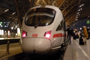 Stehender ICE im Hauptbahnhof Leipzig.
