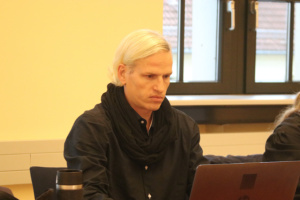 Jürgen Kasek sitzt am Laptop im Gerichtssaal.