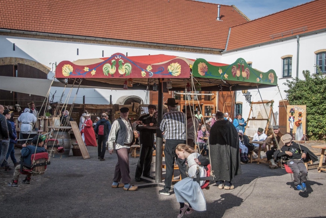 Karussell auf dem Dorfplatz.