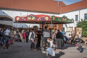 Karussell auf dem Dorfplatz.