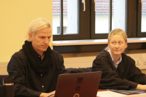 Jürgen Kasek mit seiner Anwältin im Gericht.