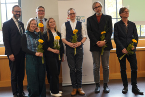 Personengruppe steht nebeneinander.