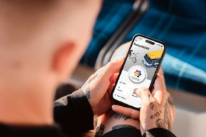 Schulterblick: Ein Kunde nutzt BonusMove auf seinem Smartphone. Quelle: Leipziger Gruppe