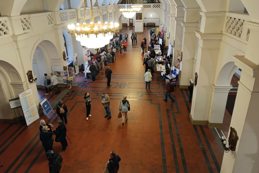 Blick in eine mit Menschen gefüllte Halle von einer Empore.