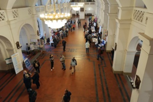 Blick in eine mit Menschen gefüllte Halle von einer Empore.