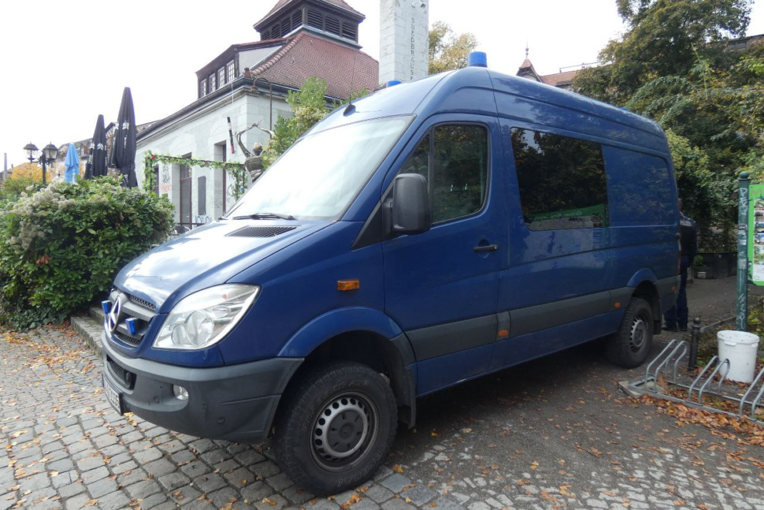 Wagen der Spurensicherung auf Gehweg,