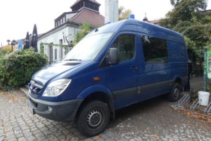 Wagen der Spurensicherung auf Gehweg,