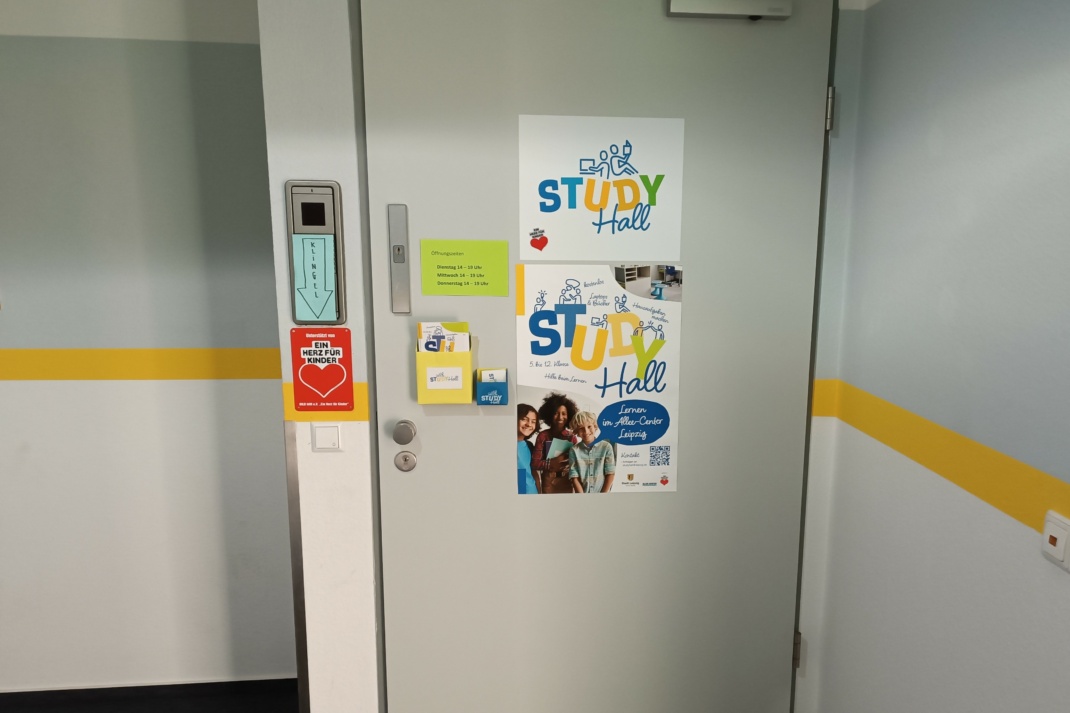 Beklebte Eingangstür mit bunten Zetteln.