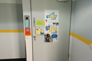 Beklebte Eingangstür mit bunten Zetteln.