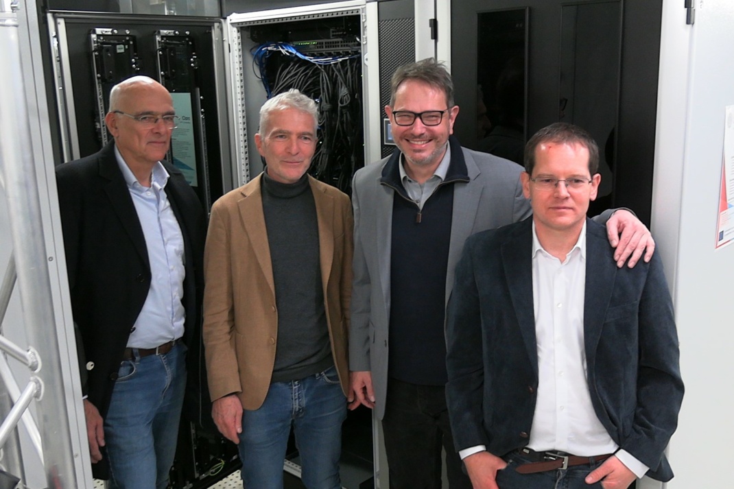 Männliche Personengruppe hat sich für ein Foto aufgestellt.