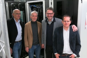 Männliche Personengruppe hat sich für ein Foto aufgestellt.