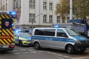 Unfallstelle mit Polizei- und Rettungswagen.