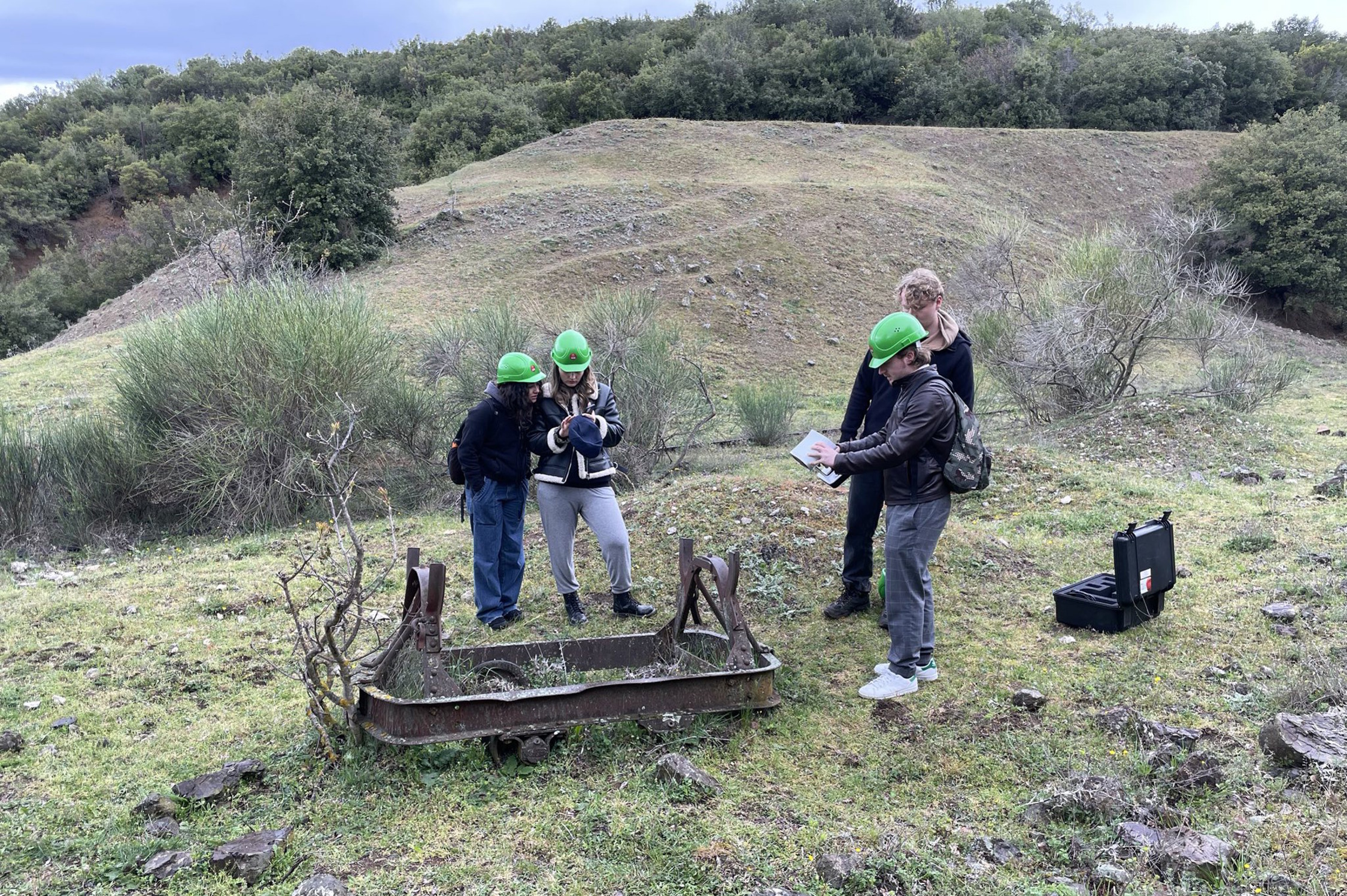 Studierende der Universität Osnabrück dokumentieren die Überreste einer auf der Baustelle von 1943 zurückgelassenen Lore mit einem Laserscan, April 2023. Foto: IAK – Universität Osnabrück
