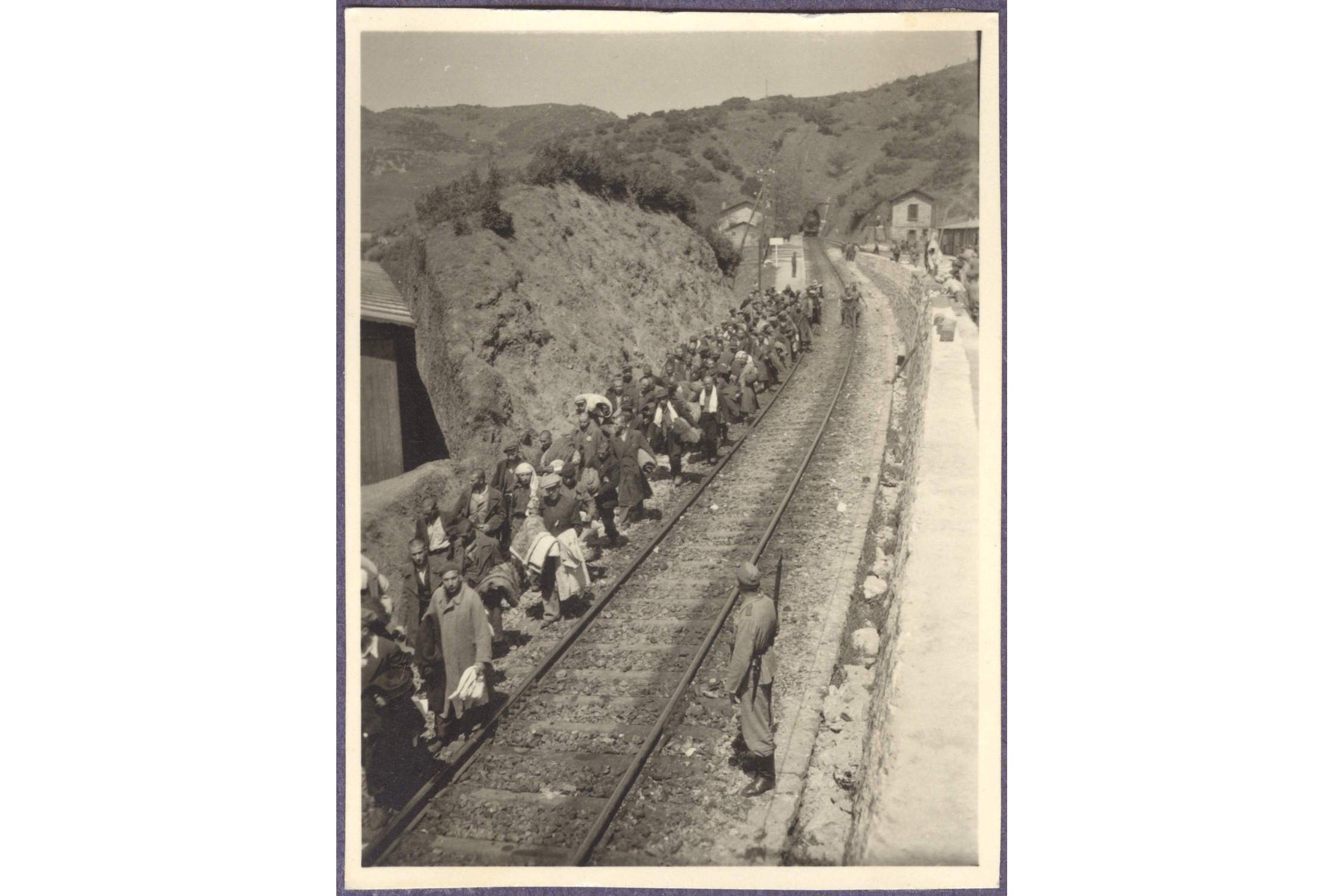 Zwangsarbeit 1943 an der Bahnstation Karya im von den Deutschen besetzten Griechenland. Foto: Sammlung Andreas Assael