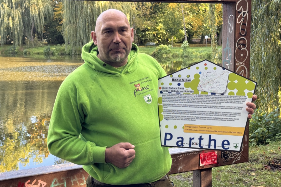 Axel Weinert mit Beschilderung für einen "Beau View"-Rahmen in Taucha. Foto: Stadt Taucha