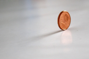 Ein-Cent-Münze steht auf der Kante.
