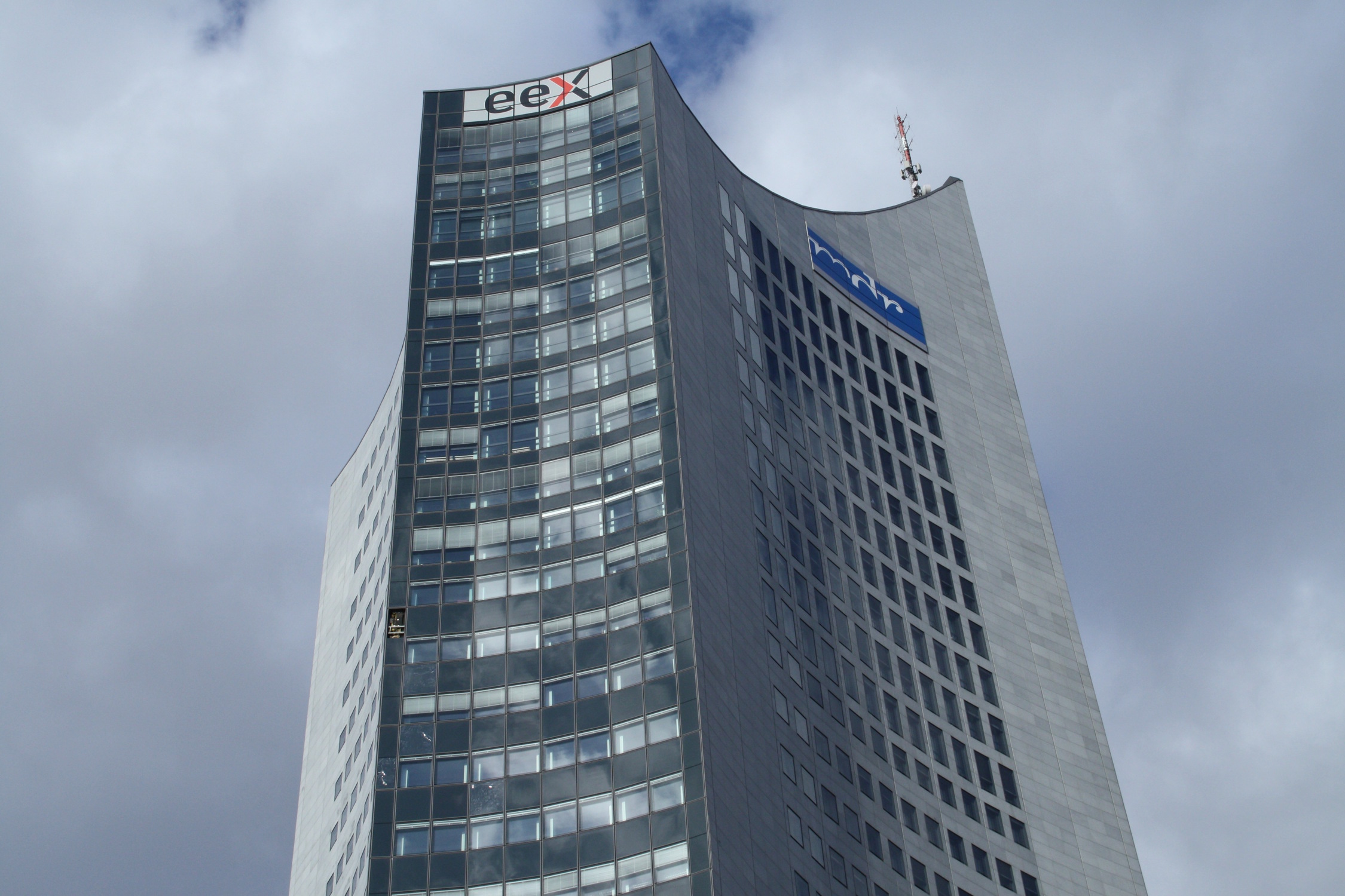 Lichtw-orte-Leipziger-Lichtlyrik-Das-Cityhochhaus-wird-zur-Leinwand-f-r-Gedichte