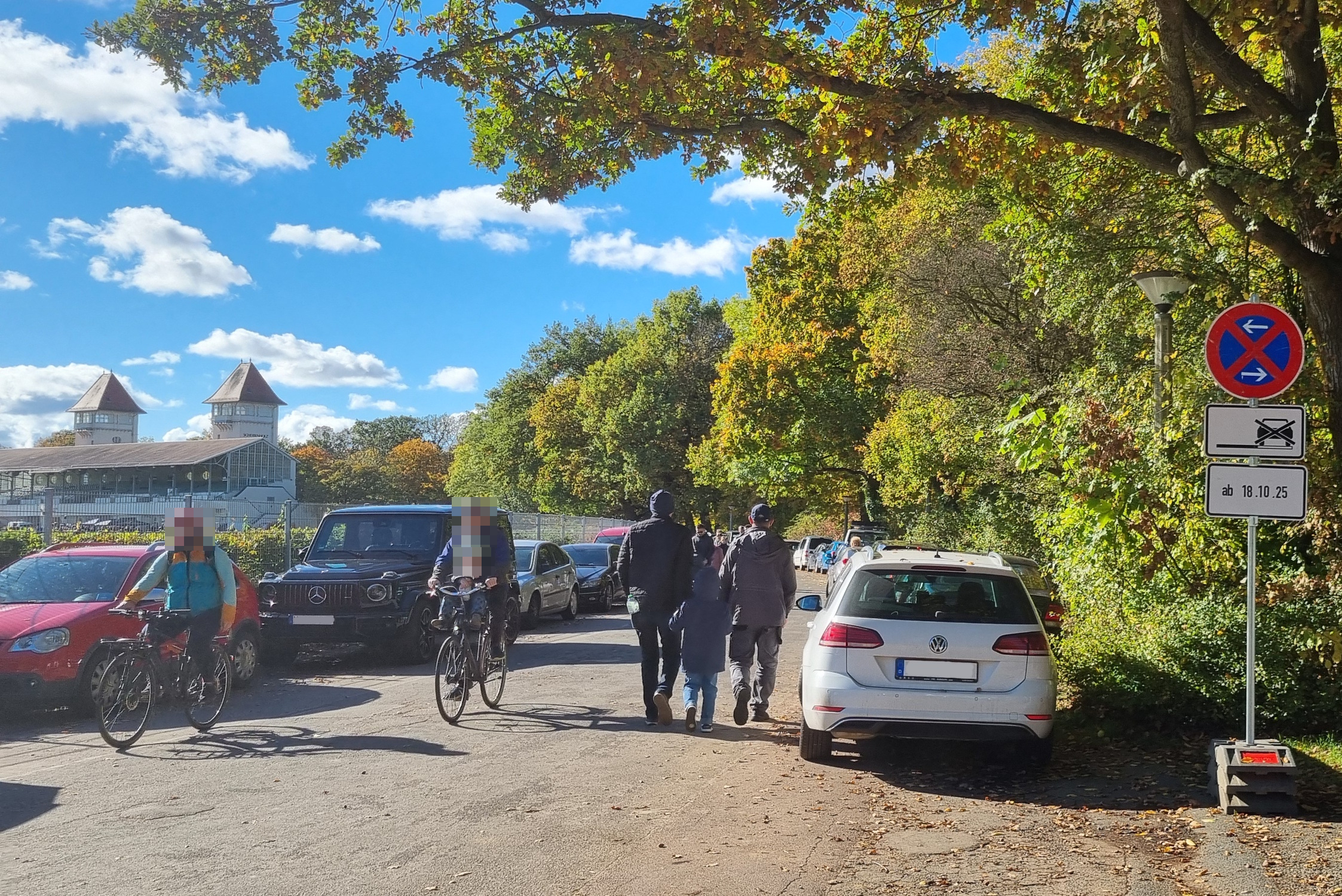 Trotz Halteverbotsschilds trotzdem zugeparkt: der Rennbahnweg beim Flohmarkt am 18. und 19. Oktober. Foto: privat