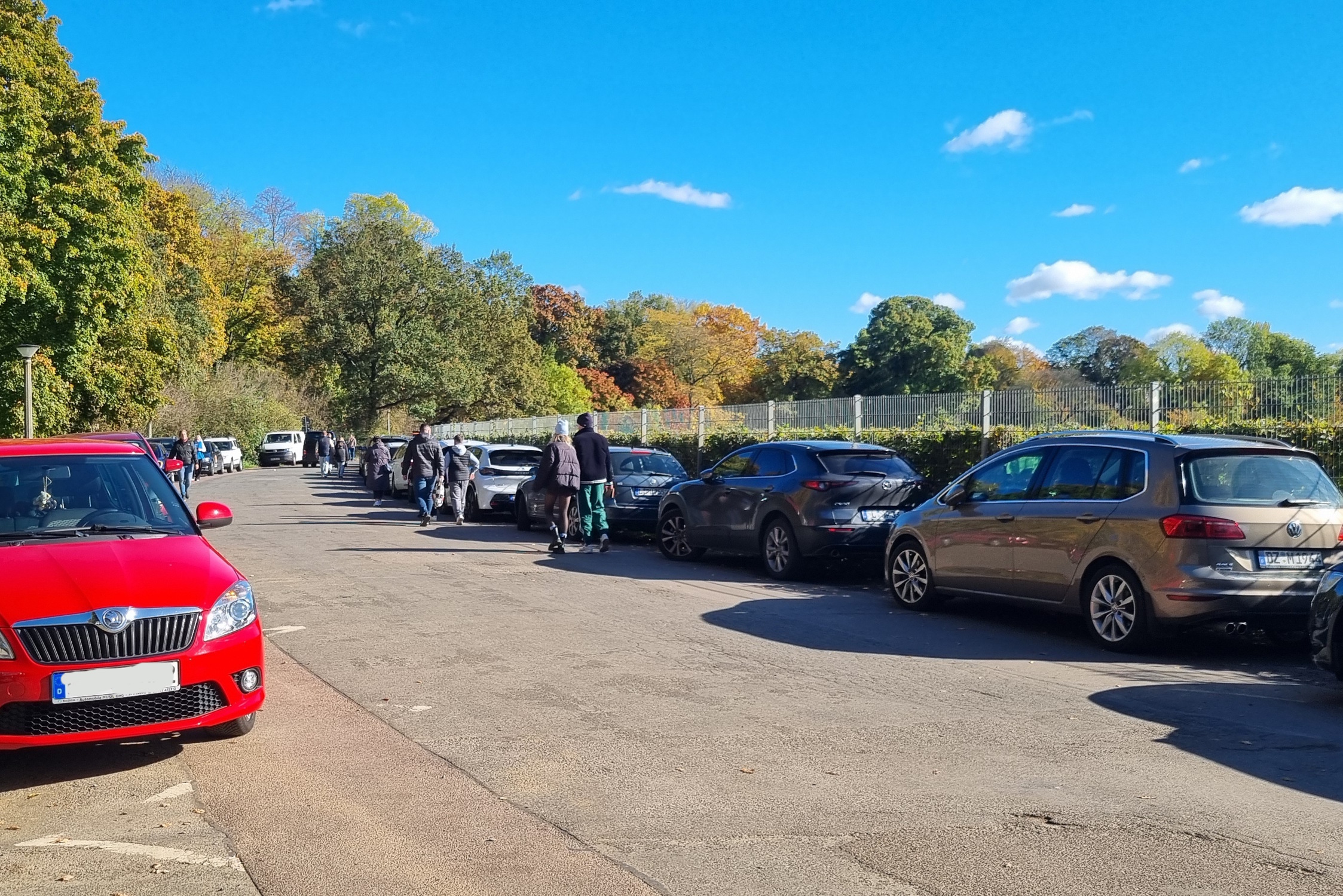 Der zugeparkte Rennbahnweg am 18. und 19. Oktober. Foto: privat