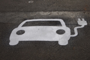 auf die Straße gemaltes Elektroauto