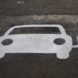 auf die Straße gemaltes Elektroauto