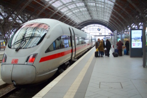 ICE im Hauptbahnhof Leipzig, Fahrgäste am Bahnsteig.
