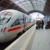ICE im Hauptbahnhof Leipzig, Fahrgäste am Bahnsteig.