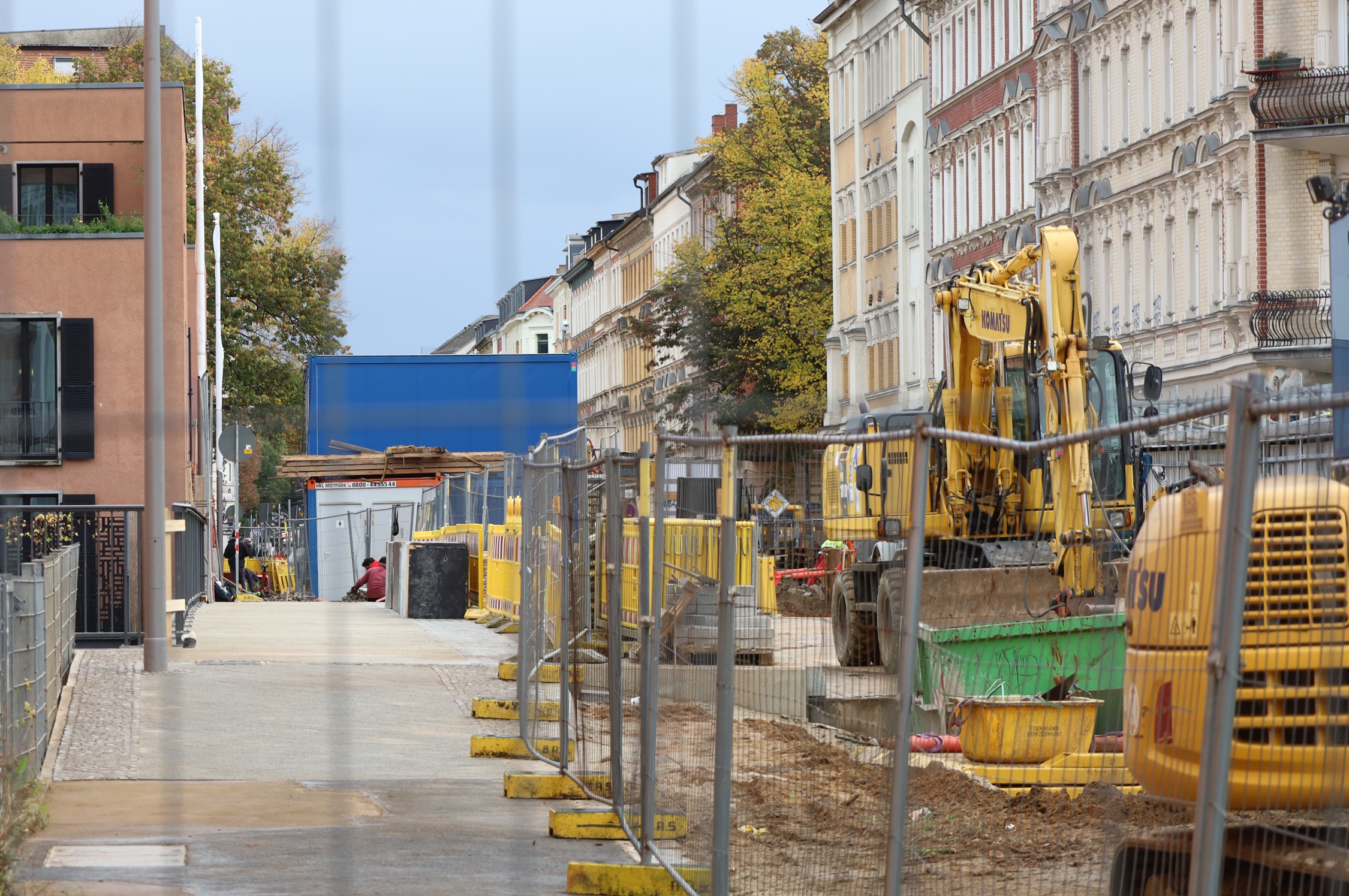 Letzte Arbeiten am Fußweg auf der Nordseite der Karlbrücke. Foto: Ralf Julke