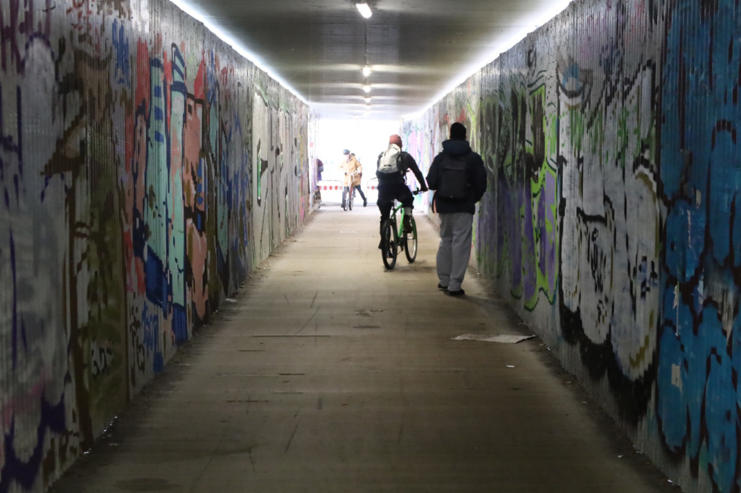 Die Fußgänger-Behelfsbrücke, auf der Radfahrer eigentlich absteigen sollten. Foto: Ralf Julke
