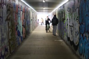 Die Fußgänger-Behelfsbrücke, auf der Radfahrer eigentlich absteigen sollten. Foto: Ralf Julke