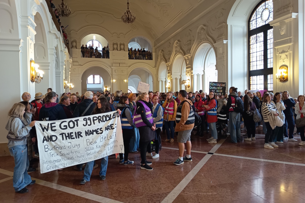Kita-Protest am 24. September in der Wandelhalle des Neuen Rathauses. Foto: Steffen Peschel
