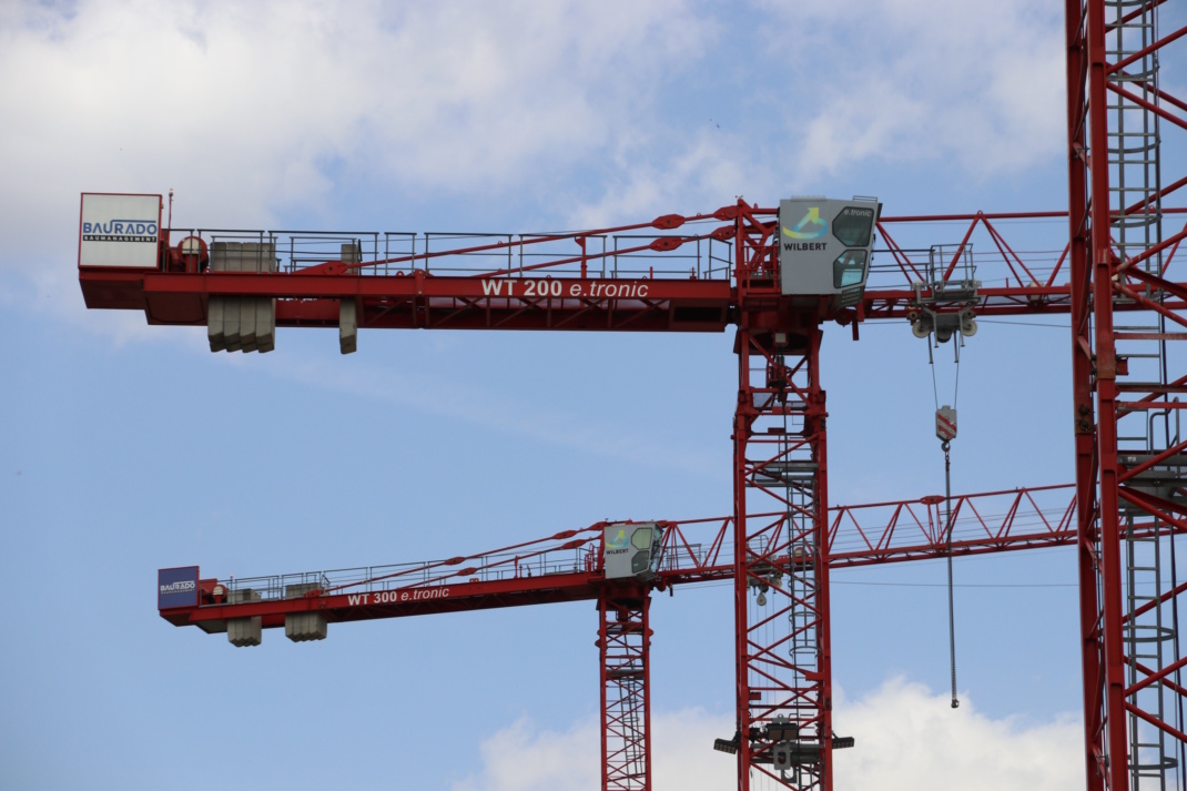 Baukräne, blauer Himmel.