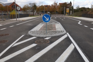 Straße mit Verkehrsinsel.