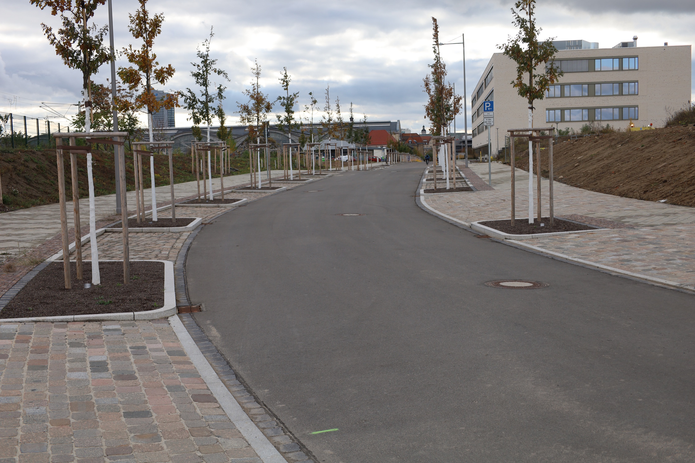 An der Preußenseite mit Blick Richtung Hauptbahnhof und der Schule Westseite Hauptbahnhof. Foto: Ralf Julke