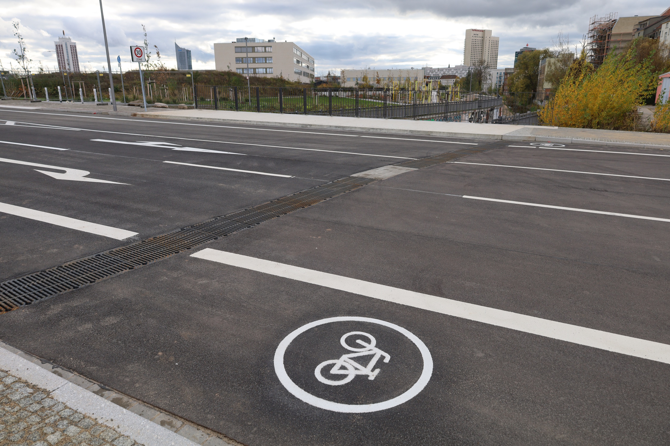 Der Blick über die neue Parthebrücke zum Schulcampus auf der Westseite des Hauptbahnhofs. Foto: Ralf Julke